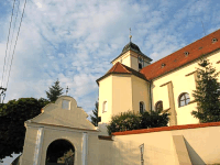 Kostel s ohradní zdí